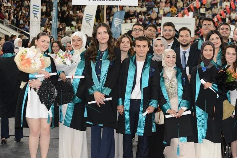RTEÜ’de mezuniyet coşkusu; 54 yaşında iki ana dalda birinci oldu