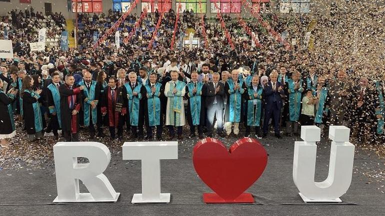 RTEÜ’de mezuniyet coşkusu; 54 yaşında iki ana dalda birinci oldu