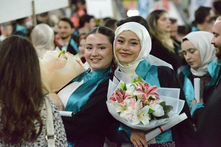 RTEÜ’de mezuniyet coşkusu; 54 yaşında iki ana dalda birinci oldu