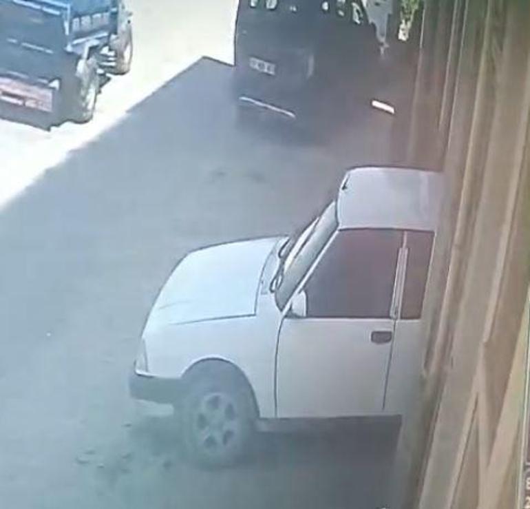 Kaporta ustası tamir etmek istediği otomobilin altında kaldı; o anlar kamerada
