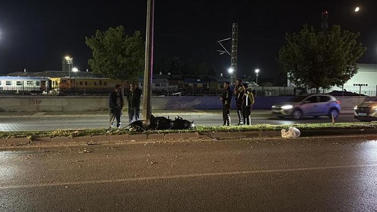 Sivasta motosiklet aydınlatma direğine çarptı: 2 yaralı