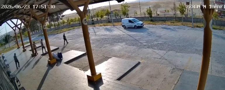 Takla atan otomobildeki 2 kişi, ağır yaralandı; kaza kamerada