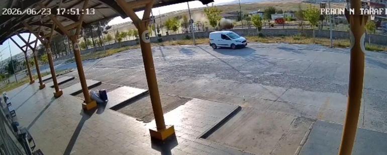 Takla atan otomobildeki 2 kişi, ağır yaralandı; kaza kamerada