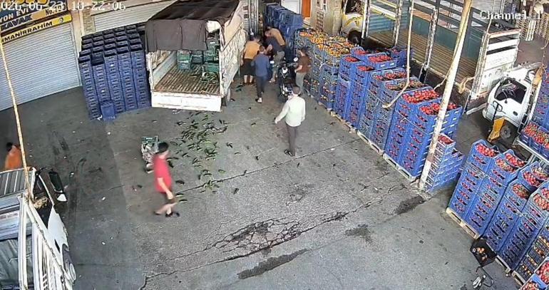 İş yerinin önünde otururken kamyonet çarptı; kaza kamerada