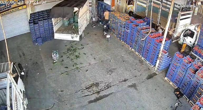 İş yerinin önünde otururken kamyonet çarptı; kaza kamerada