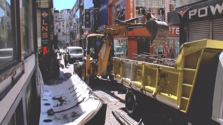 Fatih Lalelide mağazanın çatısından kopan parçalar sokağa düştü