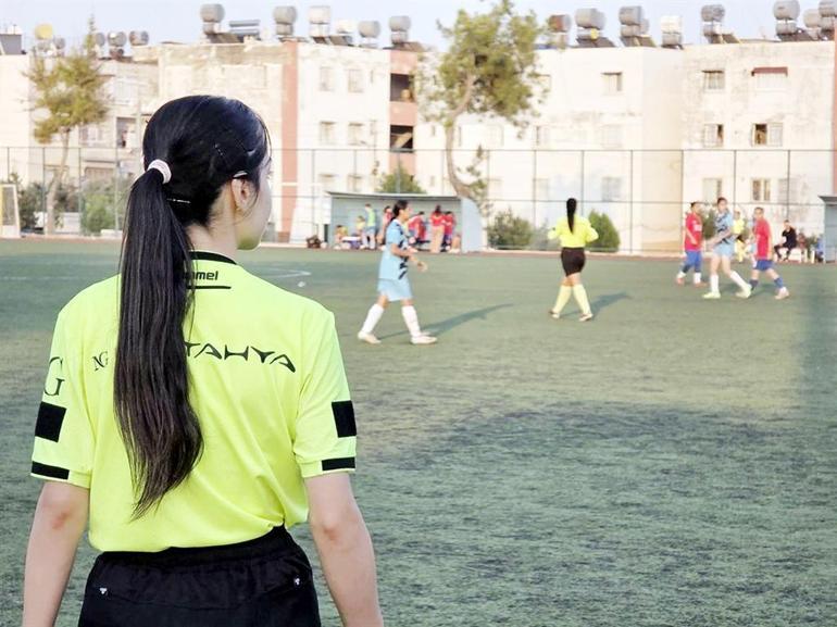 Bu maçtaki futbolcular, hakemler ve gözlemci kadın