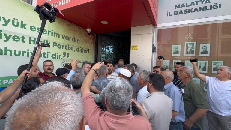 Malatyada CHPnin yeni il yönetimi, kapıyı çilingire açtırarak içeri girdi