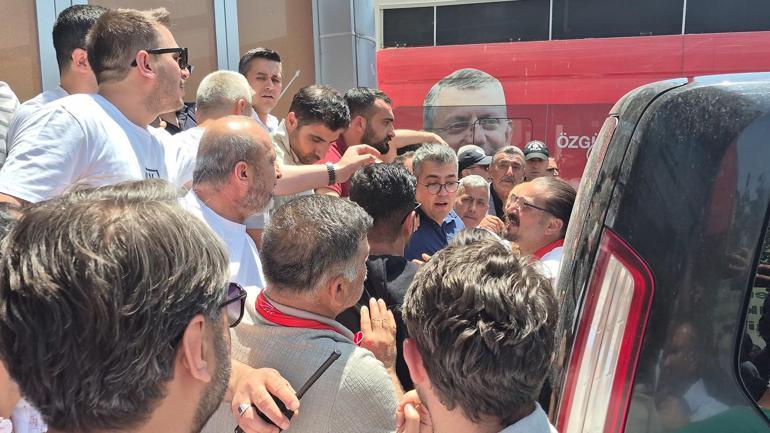 Malatyada CHPnin yeni il yönetimi, kapıyı çilingire açtırarak içeri girdi