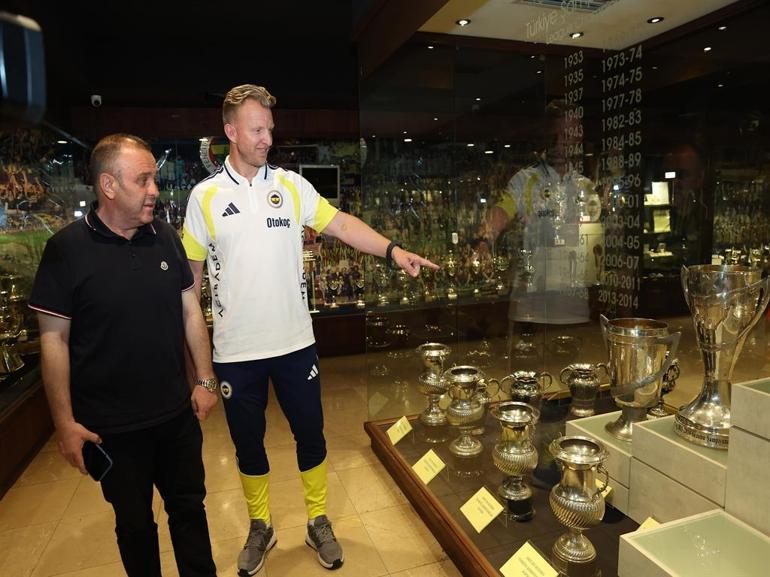 Dirk Kuyt, Fenerbahçe’ye yardımcı antrenör olarak geri döndü