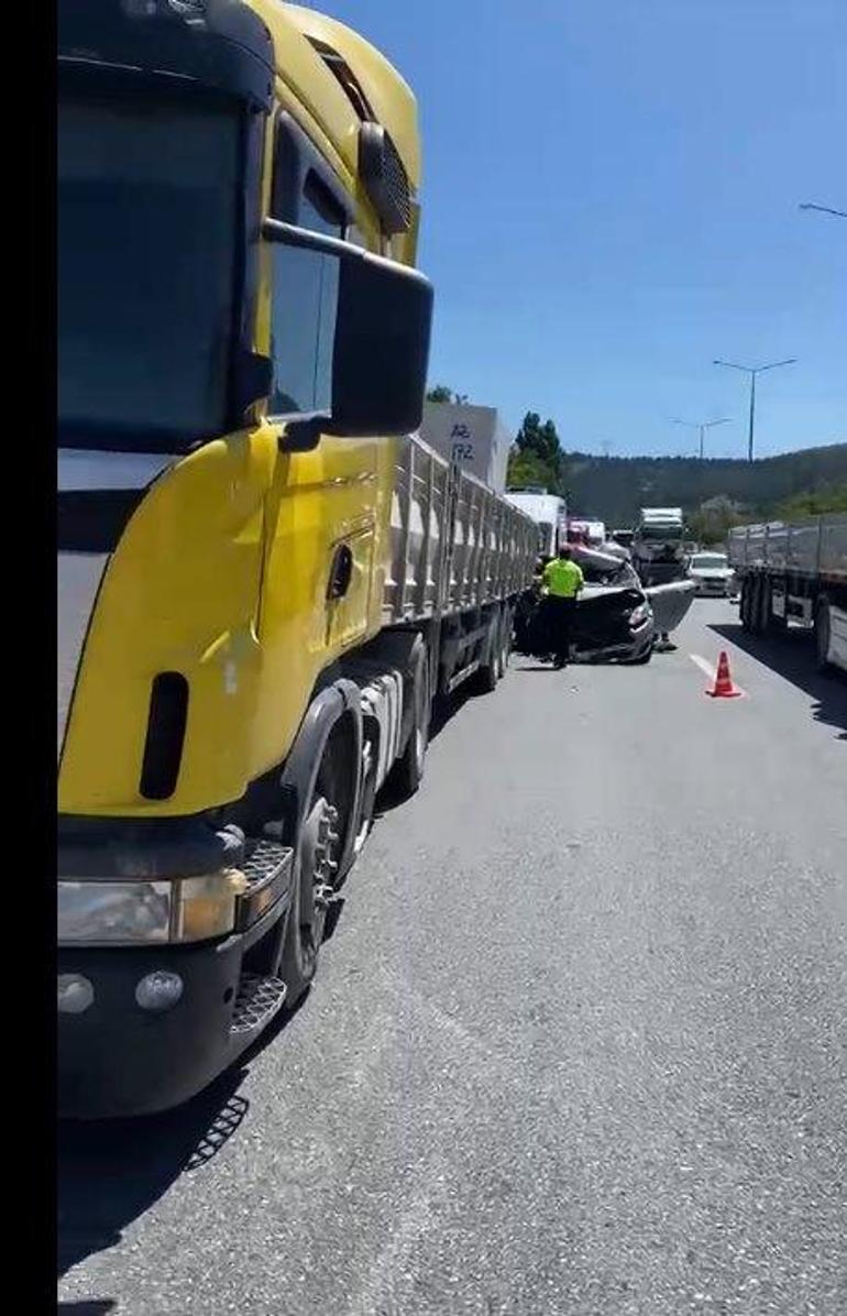 Çorumda otomobil, TIRa arkadan çarptı; 4 yaralı