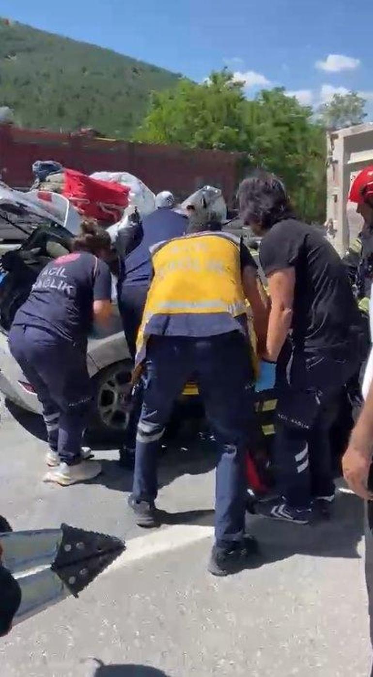 Çorumda otomobil, TIRa arkadan çarptı; 4 yaralı