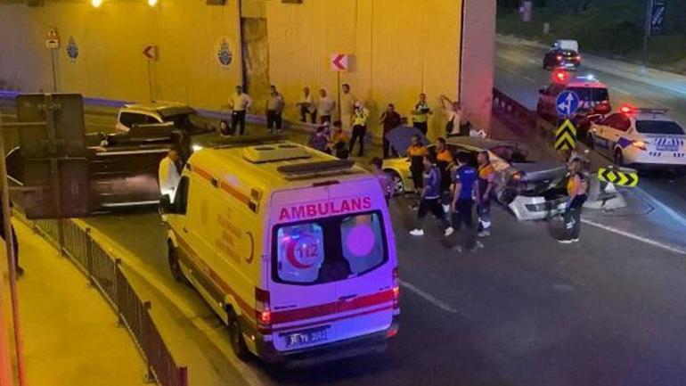 Bakırköyde hafif ticari araç ile otomobil çarpıştı: 5 yaralı