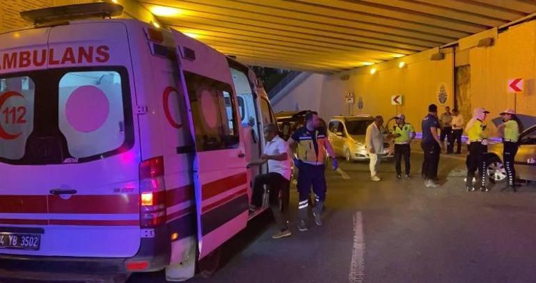 Bakırköyde hafif ticari araç ile otomobil çarpıştı: 5 yaralı