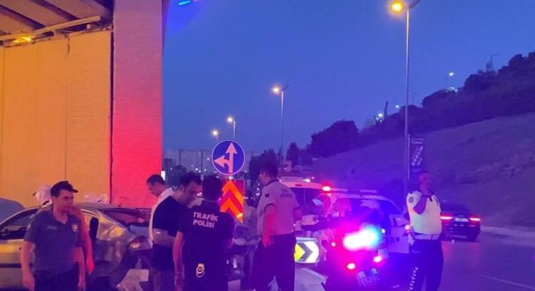 Bakırköyde hafif ticari araç ile otomobil çarpıştı: 5 yaralı