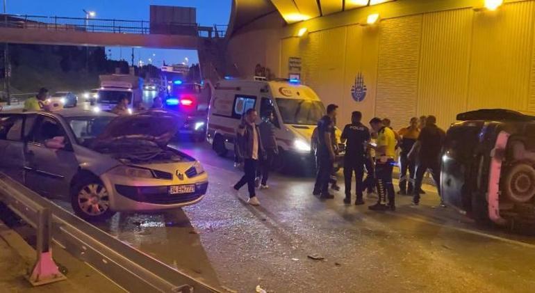 Bakırköyde hafif ticari araç ile otomobil çarpıştı: 5 yaralı