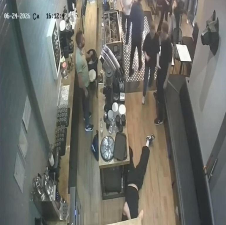 Kadıköy’de kafe çalışanına saldıran kişi kamerada