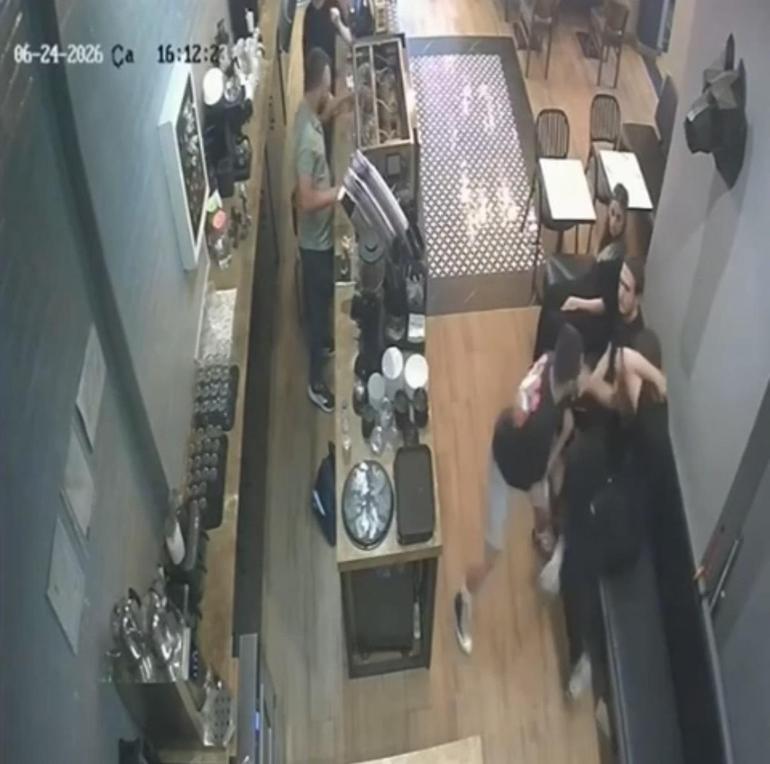 Kadıköy’de kafe çalışanına saldıran kişi kamerada