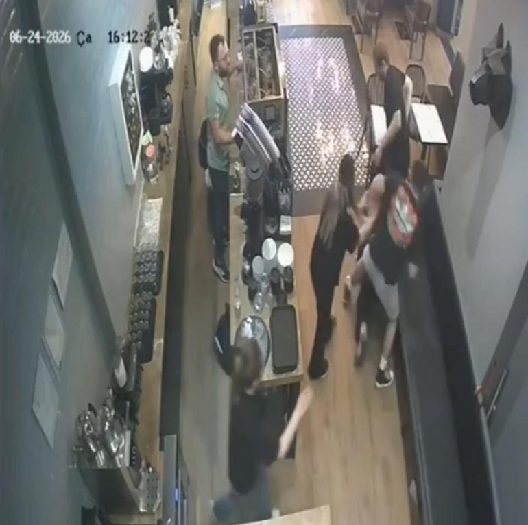 Kadıköy’de kafe çalışanına saldıran kişi kamerada