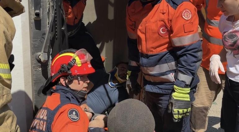 Beykoz’da hafriyat kamyonu devrildi; şoför kabinde sıkıştı ​