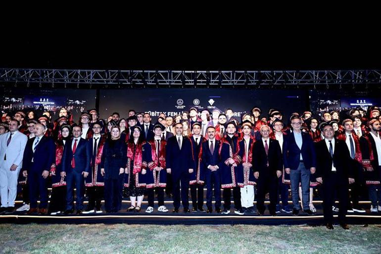 Bakan Kacır, eğitimlerini başarıyla tamamlayan öğrencilere diplomalarını verdi
