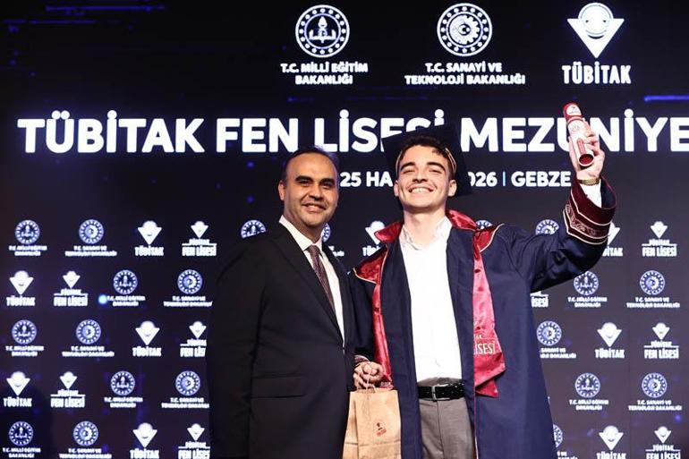 Bakan Kacır, eğitimlerini başarıyla tamamlayan öğrencilere diplomalarını verdi