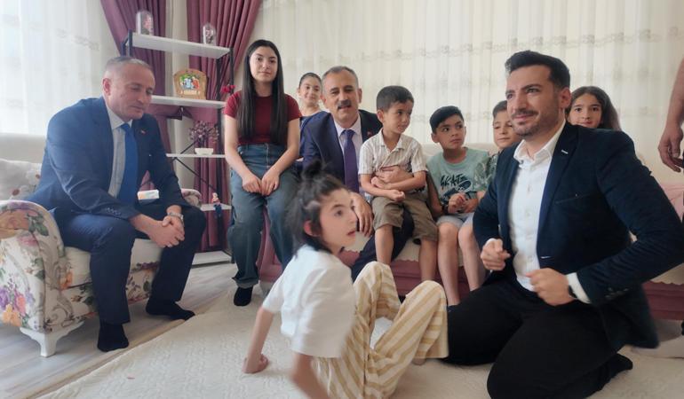 Evinde eğitim gören serebral palsili Elif in karnesini Vali Bozkurt verdi