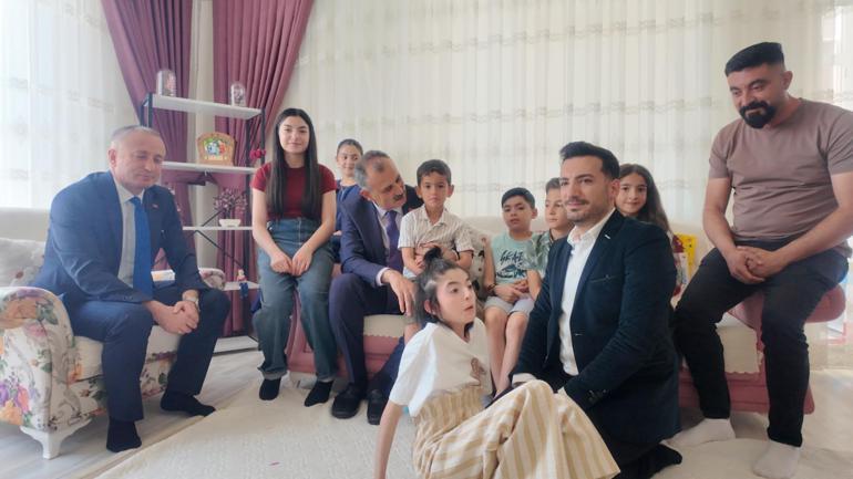 Evinde eğitim gören serebral palsili Elif in karnesini Vali Bozkurt verdi