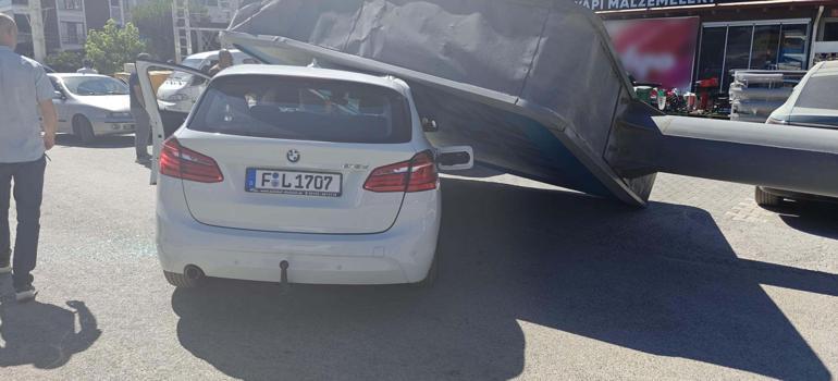 Üzerine reklam totemi devrilen otomobilin sürücüsü yara almadan kurtuldu