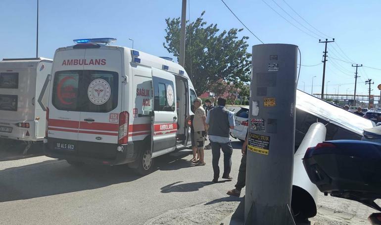 Üzerine reklam totemi devrilen otomobilin sürücüsü yara almadan kurtuldu