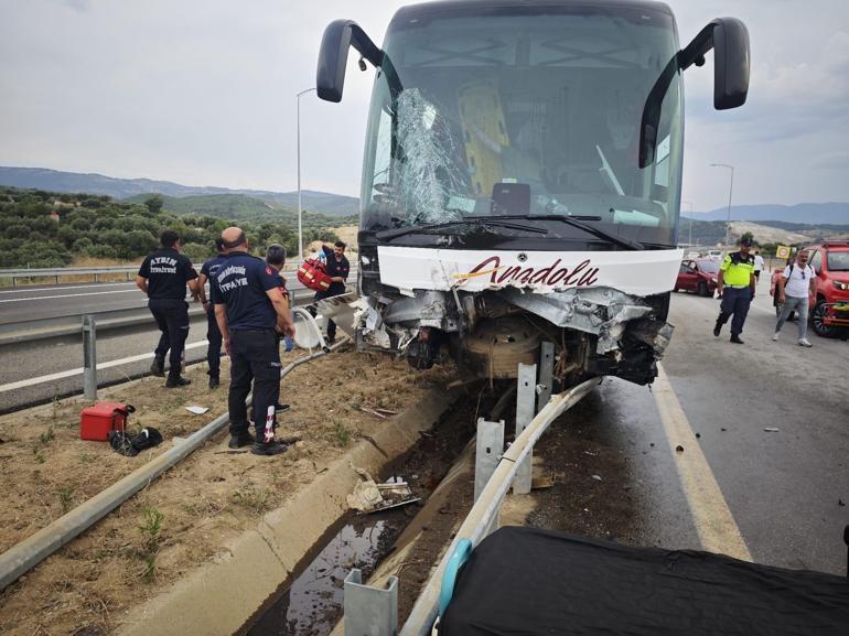 Lastiği patlayan otomobil, yolcu otobüsüne çarptı: 9 yaralı