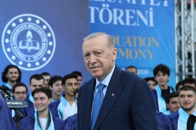 Cumhurbaşkanı Erdoğan, torunu Ömer Tayyip Erdoğanın mezuniyet törenine katıldı