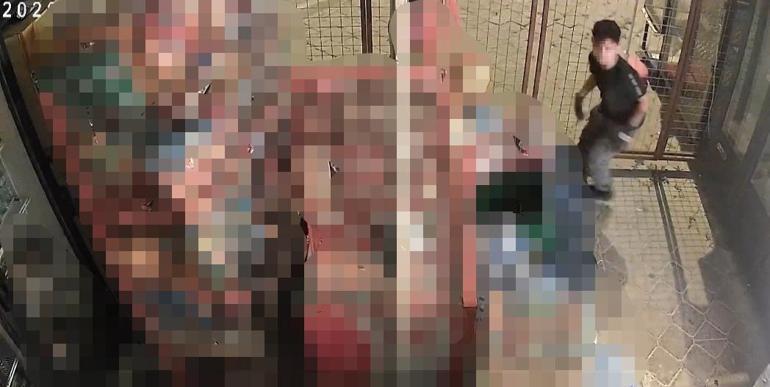 Kuşadası’nda 2 çocuğun kapı kilidini kırdıkları marketten yaptığı hırsızlık kamerada
