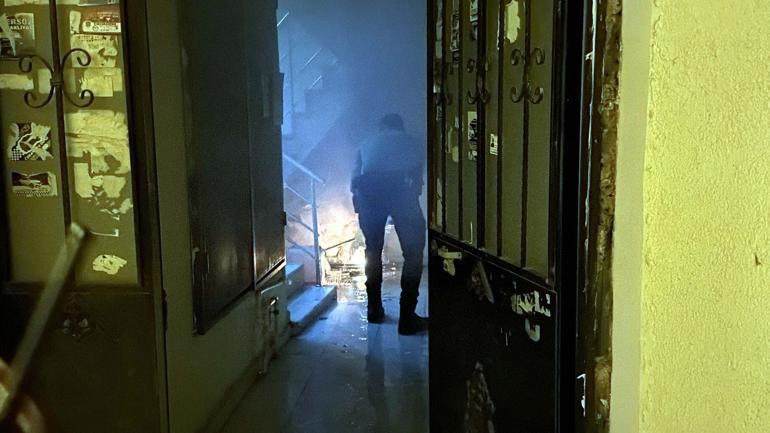 Apartman girişindeki yangını söndüren polis, mahsur kalan kadını kurtardı