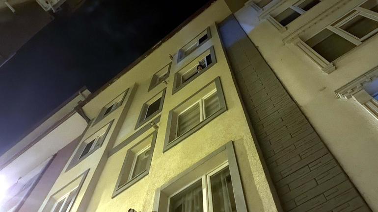 Apartman girişindeki yangını söndüren polis, mahsur kalan kadını kurtardı