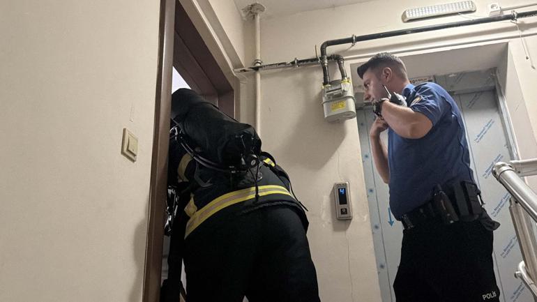 Apartman girişindeki yangını söndüren polis, mahsur kalan kadını kurtardı