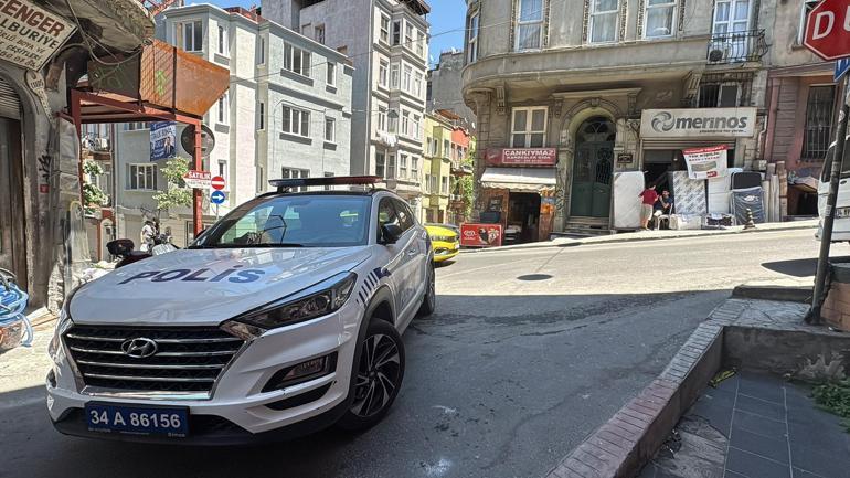 Beyoğlunda patlayıcı bırakılan sokaktaki bina, araç ve iş yerlerinde hasar oluştu