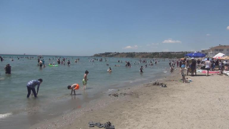 Silivride sıcak havadan bunalanlar plajlara akın etti