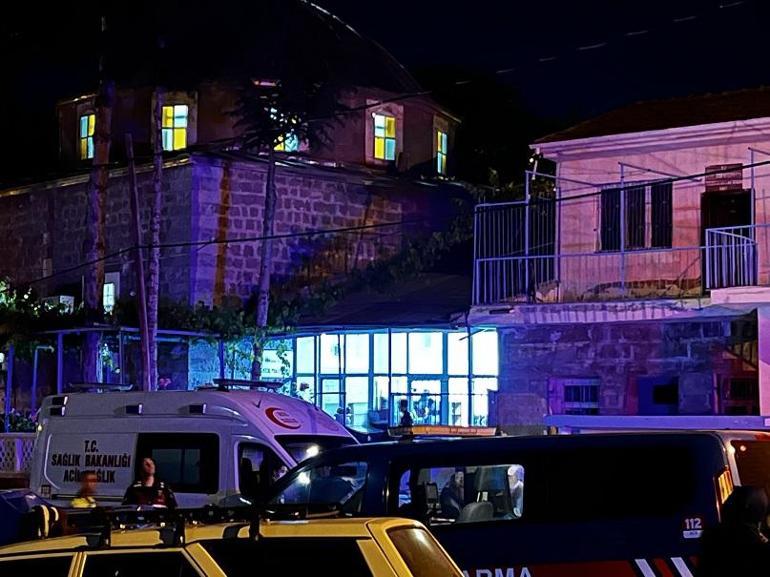 Camide tartıştığı 2 kişiyi bıçaklayarak öldürdü