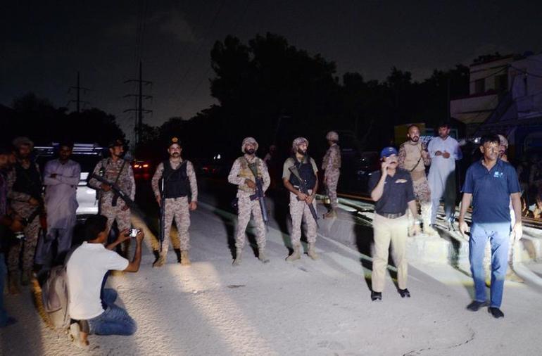 Pakistan’da askeri karargaha silahlı saldırı: 3 ölü