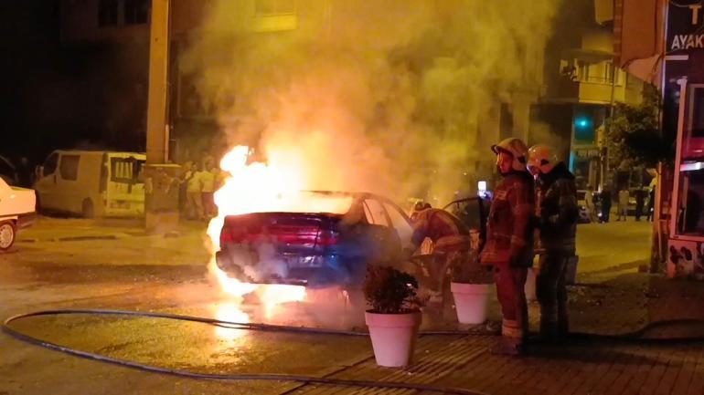 Bursada seyir halindeki otomobil alev alev yandı