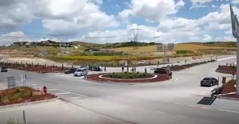 Hafif ticari araçla otomobilin çarpıştığı kaza kamerada; 1 ölü, 4 yaralı