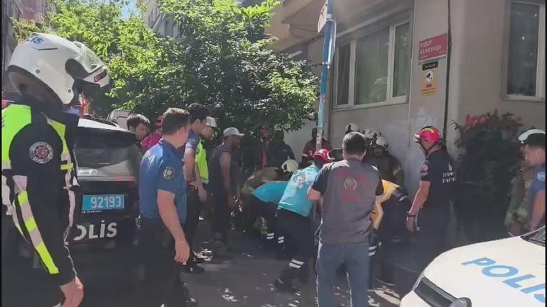 Kadıköyde yıkımı yapılan binada kısmi çökme; 2 işçi kurtarıldı