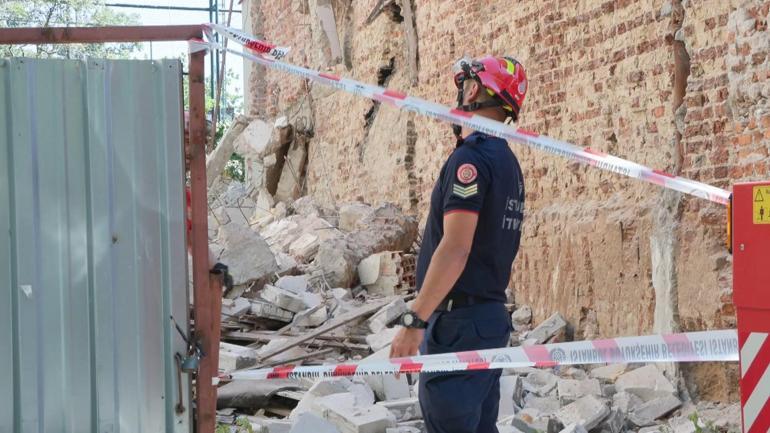 Kadıköyde yıkımı yapılan binada kısmi çökme; 2 işçi kurtarıldı