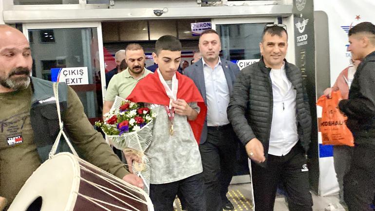 Trenle gelen şampiyona coşkulu karşılama