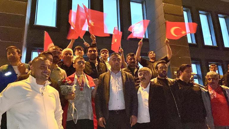 Trenle gelen şampiyona coşkulu karşılama