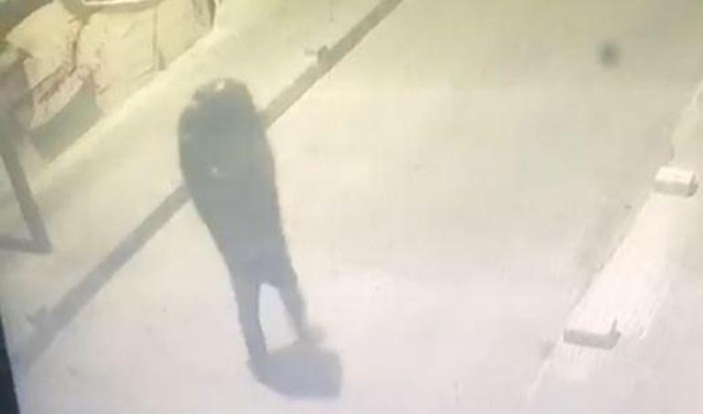 Çöp poşeti ile yüzünü saklayıp, çay ocağını yaktı; o anlar kamerada