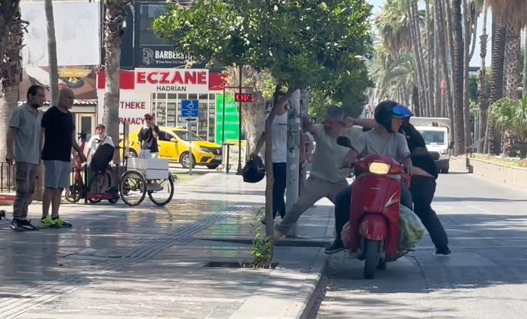 Antalyada tarihi kapı önünde taşlı ve delici aletli kavga