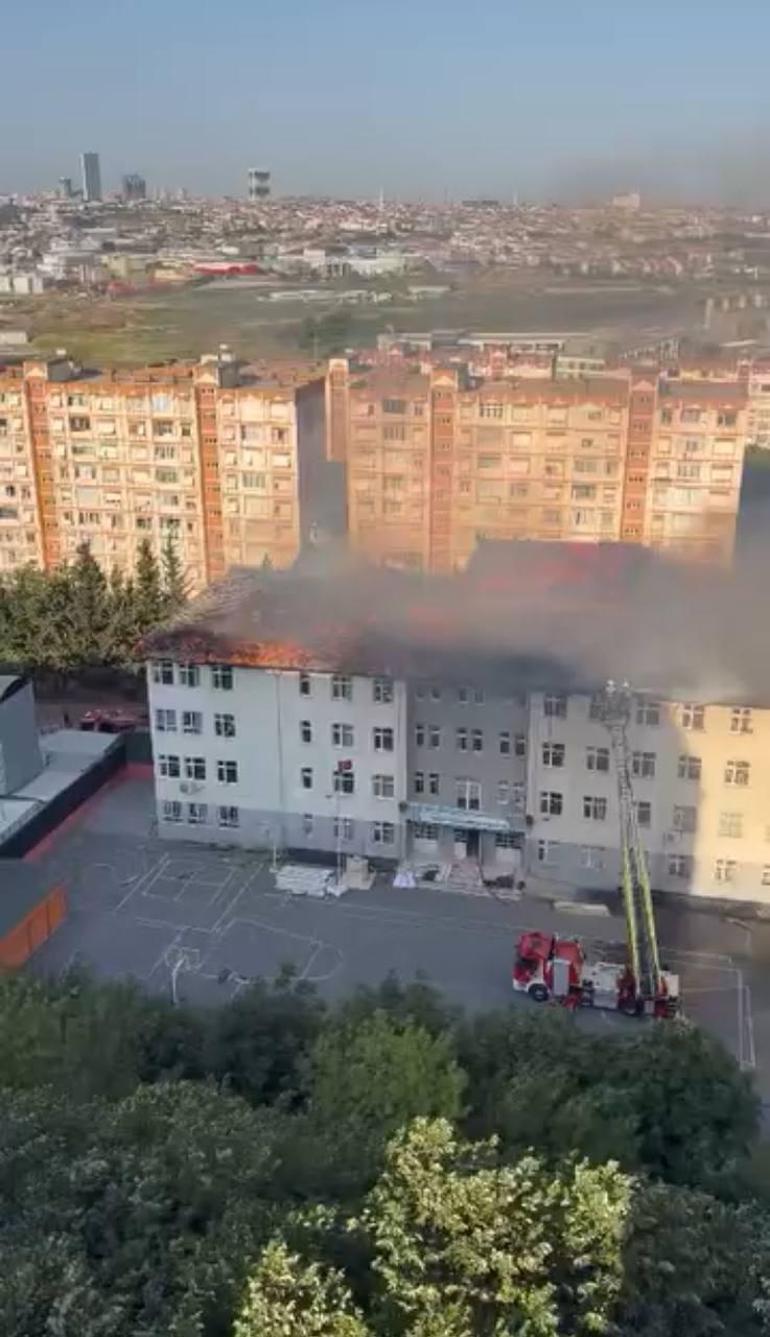 Beylikdüzünde okulun çatısında çıkan yangın söndürüldü