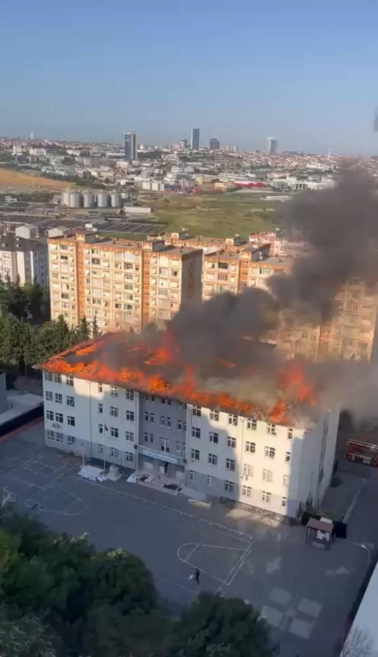 Beylikdüzünde okulun çatısında çıkan yangın söndürüldü